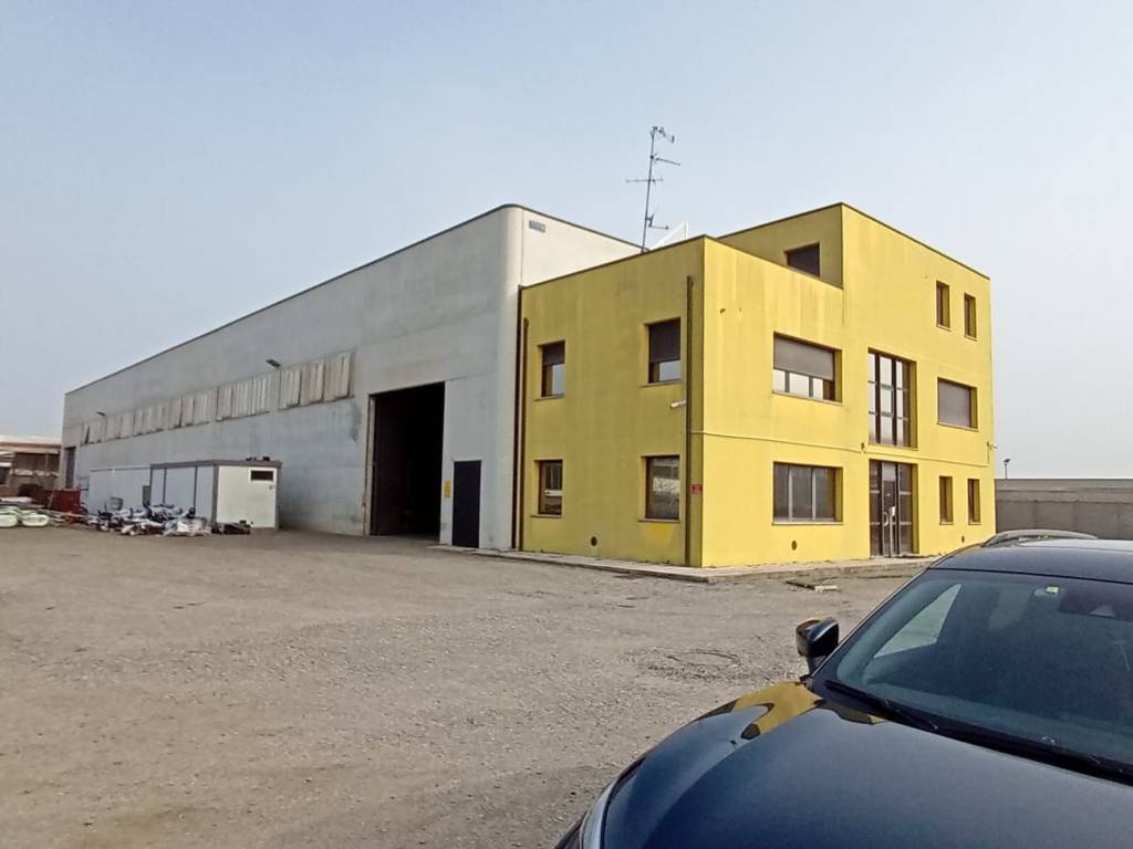 capannone in vendita a Trecate