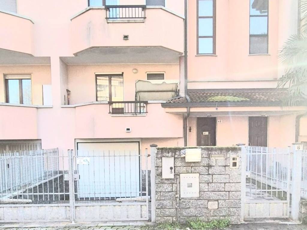 casa indipendente in vendita a Trecate