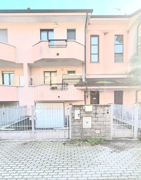 casa indipendente in vendita a Trecate