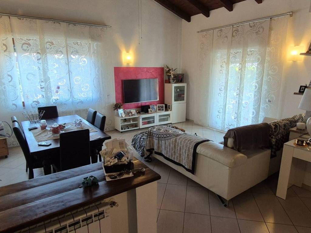 casa indipendente in vendita a Trecate