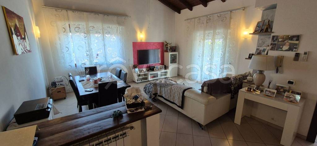 casa indipendente in vendita a Trecate