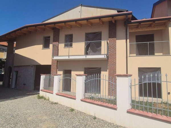 casa indipendente in vendita a Trecate