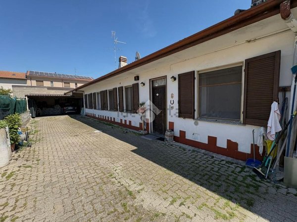 casa semindipendente in vendita a Trecate