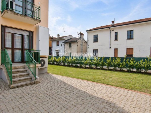 casa indipendente in vendita a Trecate
