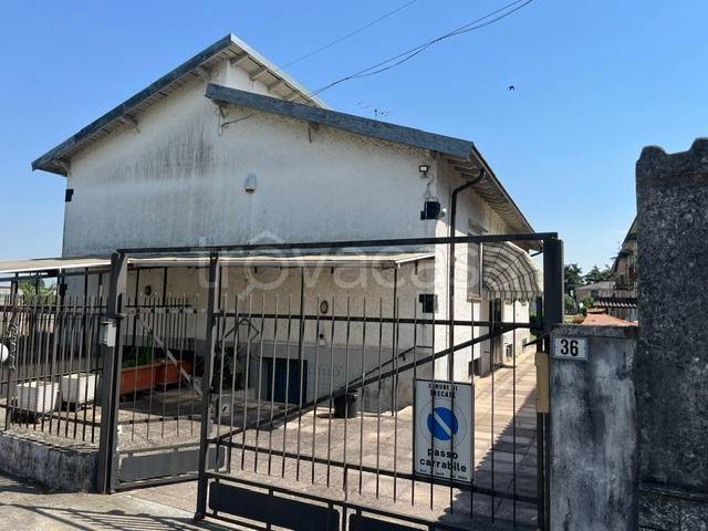 casa indipendente in vendita a Trecate