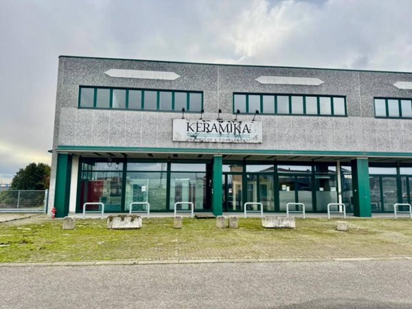locale commerciale in vendita a Trecate in zona San Martino