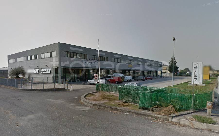 locale commerciale in vendita a Trecate in zona San Martino
