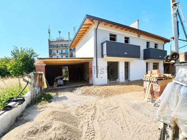 casa indipendente in vendita a Trecate