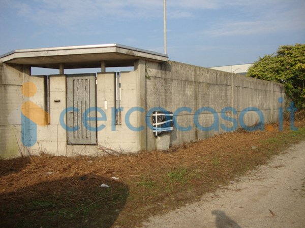 capannone in vendita a Trecate in zona San Martino
