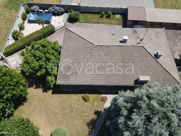 casa indipendente in vendita a Trecate