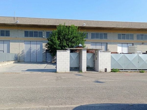locale commerciale in vendita a Trecate