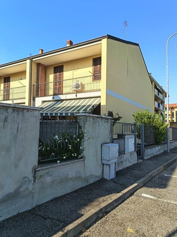 casa indipendente in vendita a Trecate