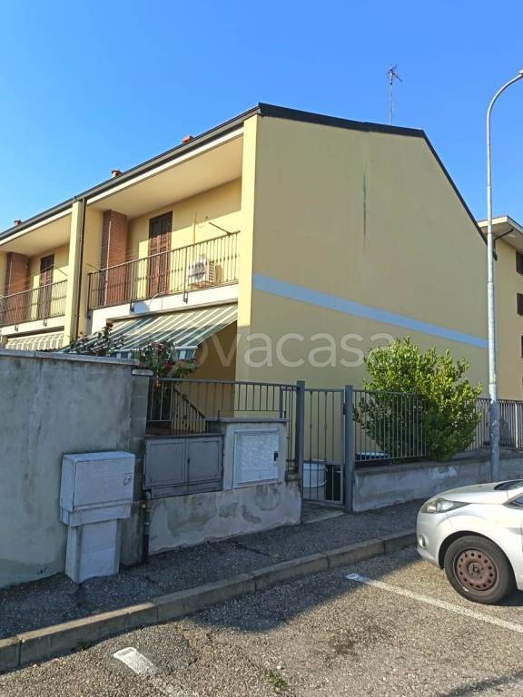 casa indipendente in vendita a Trecate