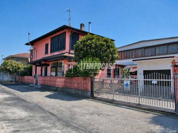 casa indipendente in vendita a Trecate