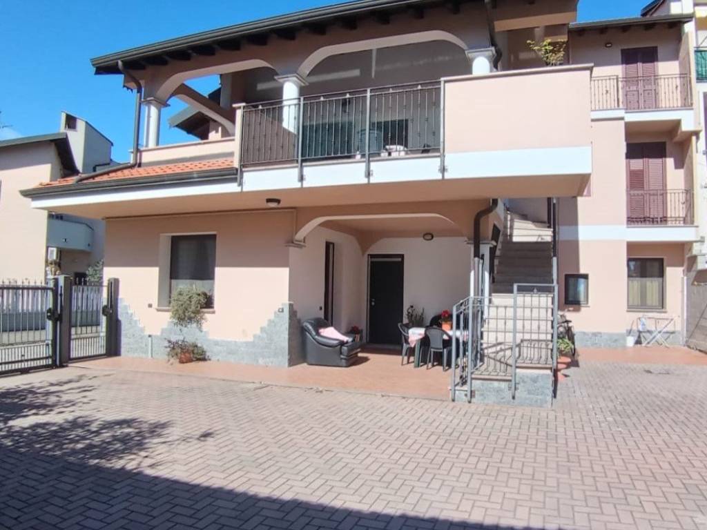 casa indipendente in vendita a Trecate