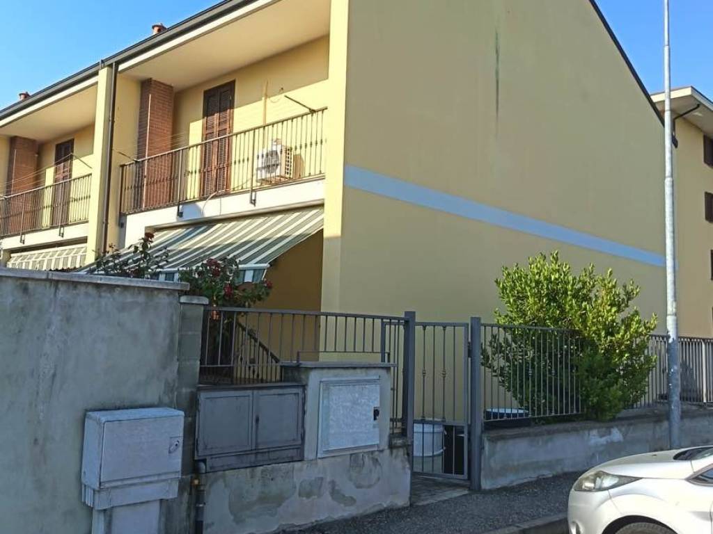 casa indipendente in vendita a Trecate