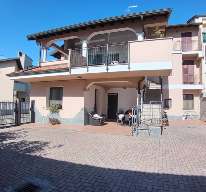 casa indipendente in vendita a Trecate