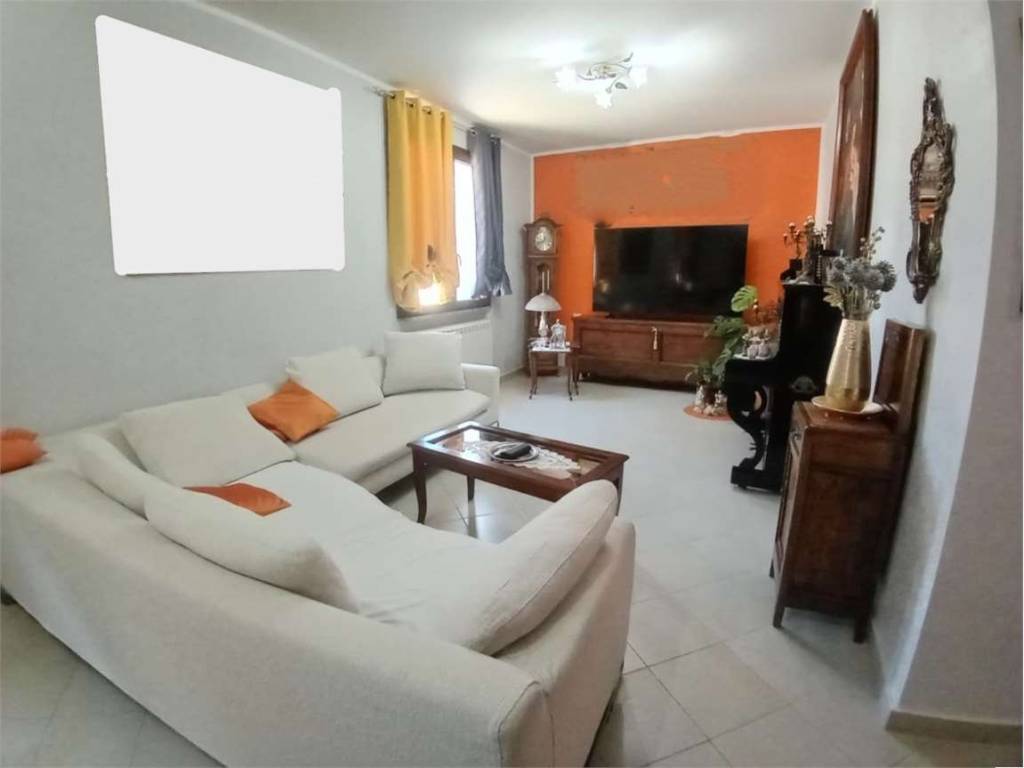 casa indipendente in vendita a Trecate
