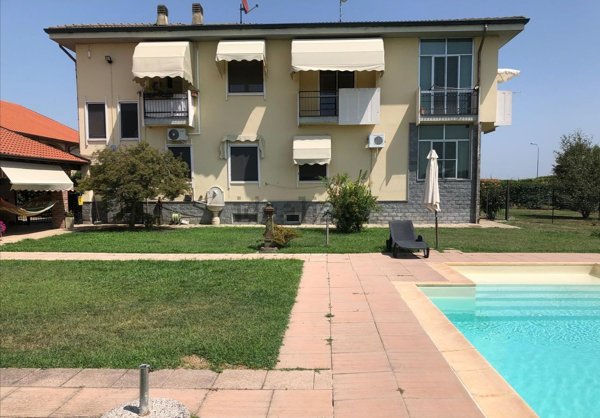 casa indipendente in vendita a Trecate
