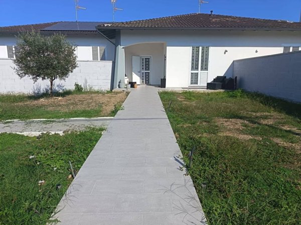 casa indipendente in vendita a Trecate