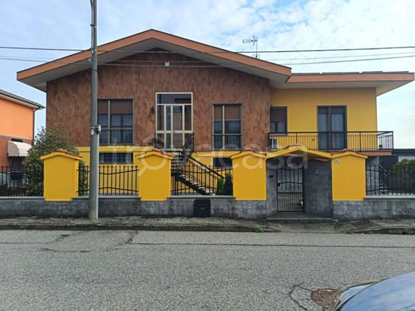 casa indipendente in vendita a Trecate