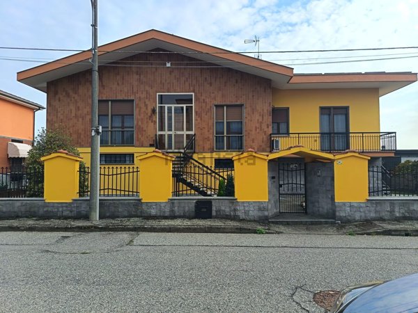 casa indipendente in vendita a Trecate
