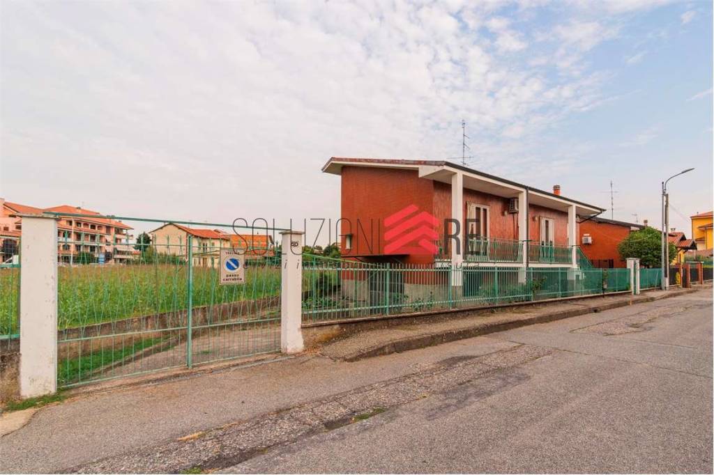 casa indipendente in vendita a Trecate