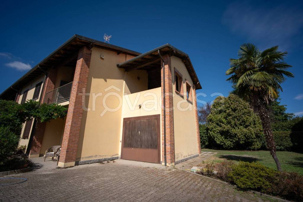 casa indipendente in vendita a Trecate