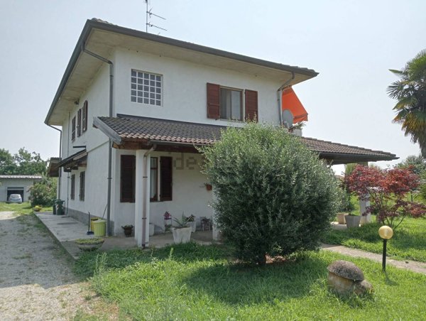 casa indipendente in vendita a Vaprio d'Agogna