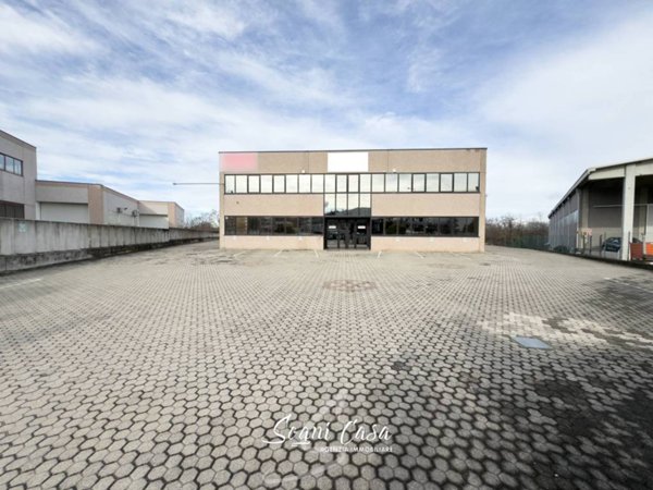 locale commerciale in vendita a Varallo Pombia
