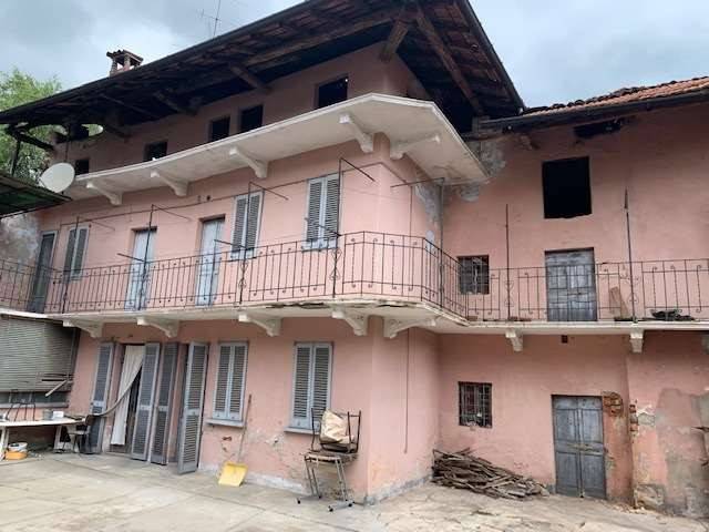casa indipendente in vendita a Varallo Pombia