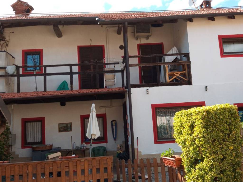 casa indipendente in vendita a Varallo Pombia