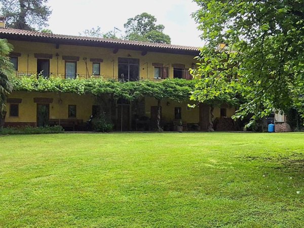 casa indipendente in vendita a Varallo Pombia