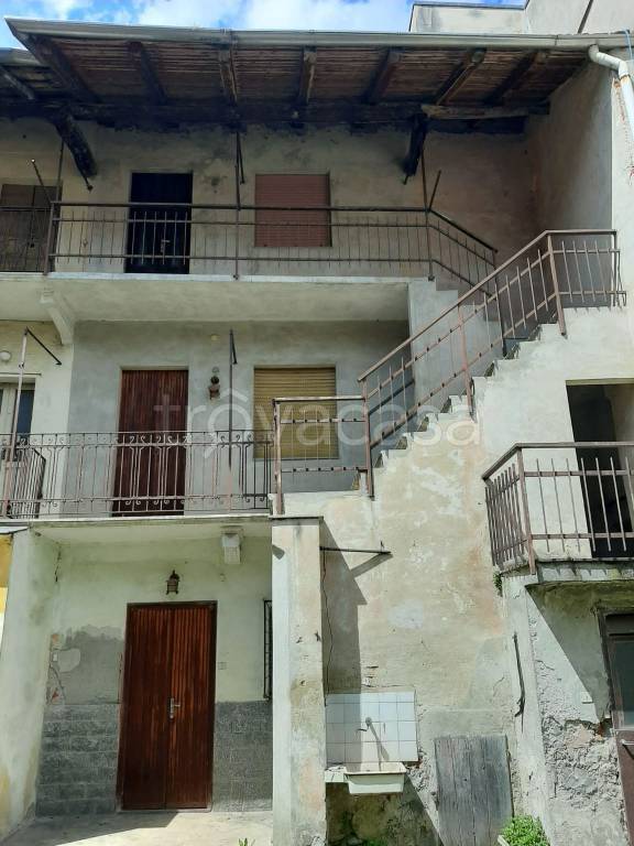 casa indipendente in vendita a Varallo Pombia