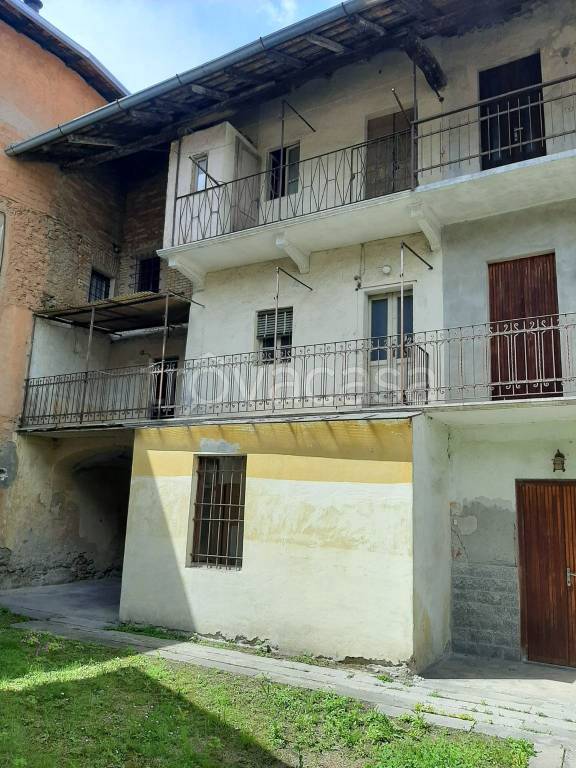 casa indipendente in vendita a Varallo Pombia