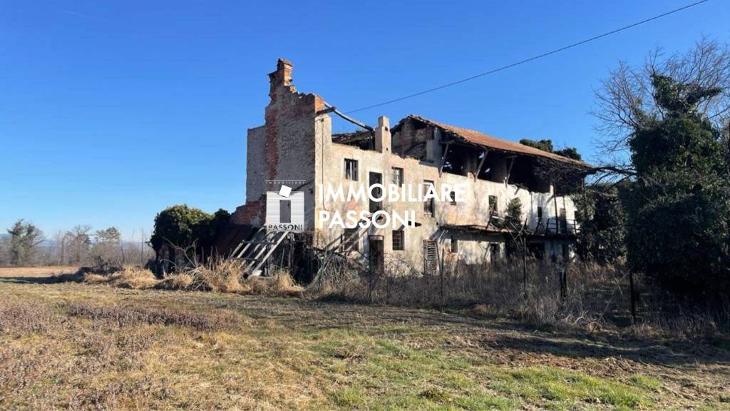 casa indipendente in vendita a Varallo Pombia