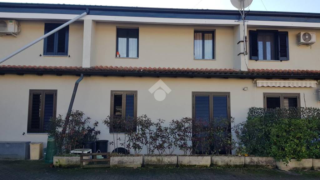 casa indipendente in vendita a Varallo Pombia