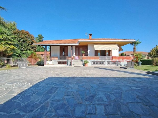 casa indipendente in vendita a Varallo Pombia