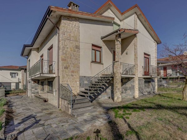 casa indipendente in vendita a Varallo Pombia