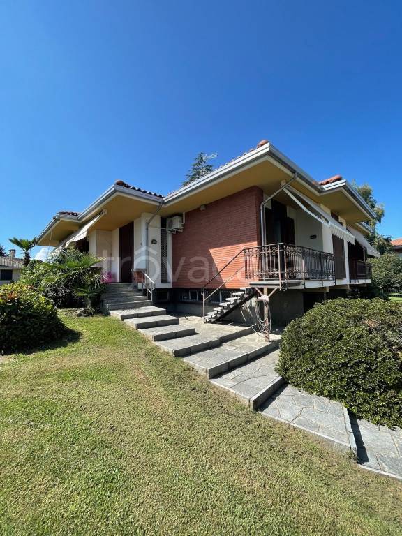 casa indipendente in vendita a Varallo Pombia