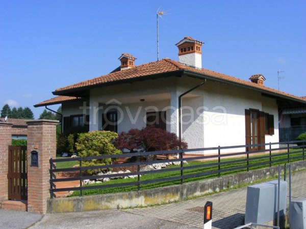 casa indipendente in vendita a Varallo Pombia