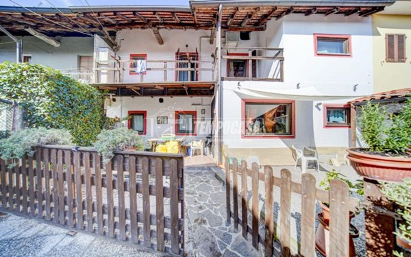 casa indipendente in vendita a Varallo Pombia