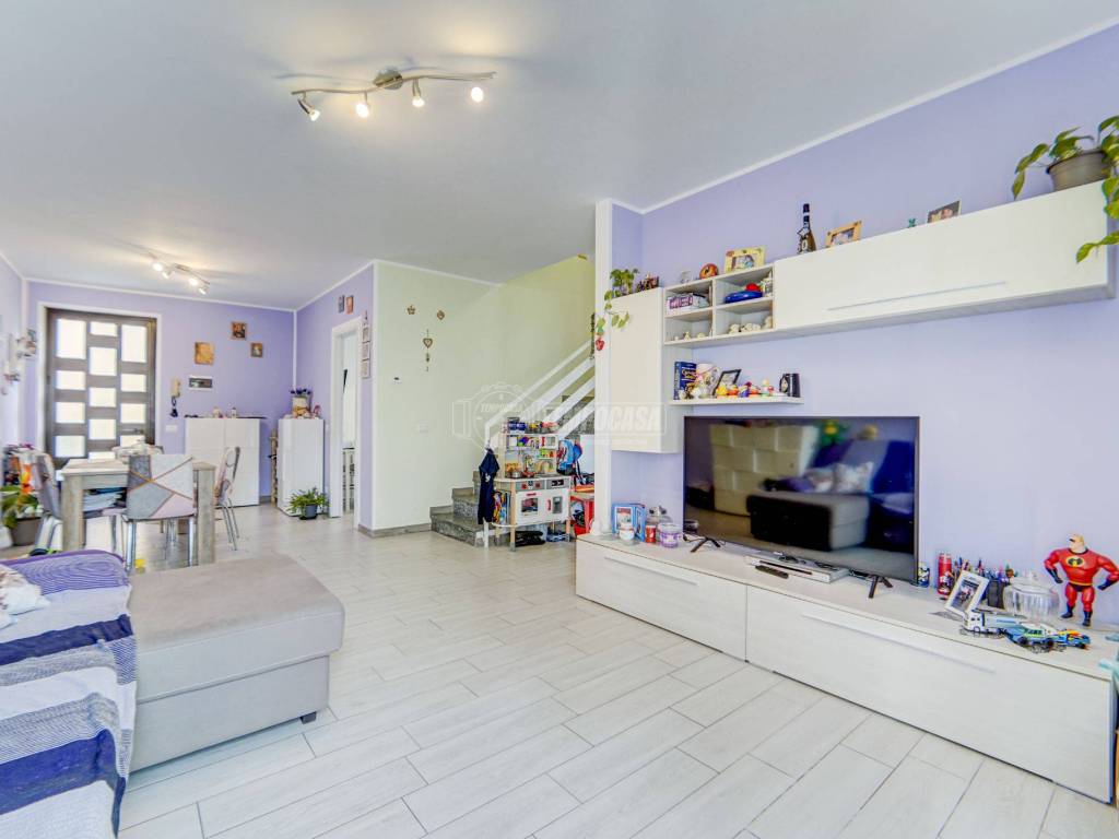 casa indipendente in vendita a Varallo Pombia