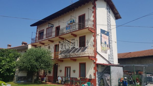 esavano in vendita a Varallo Pombia