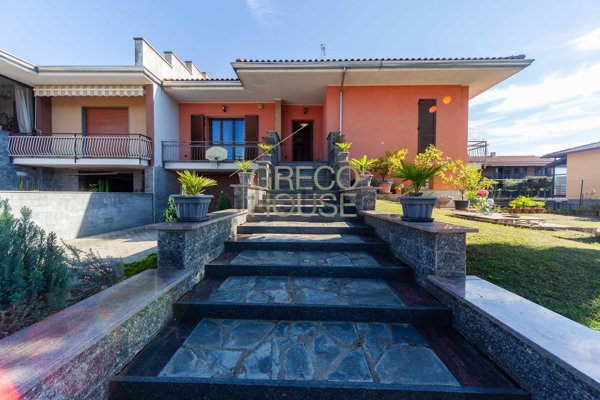casa indipendente in vendita a Varallo Pombia