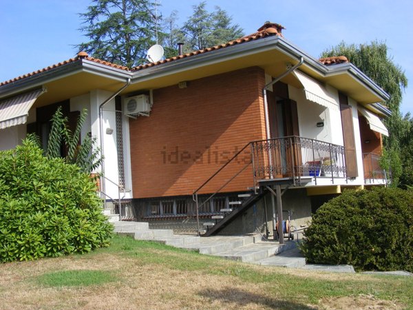 casa indipendente in vendita a Varallo Pombia