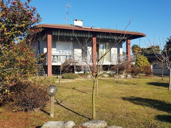 casa indipendente in vendita a Varallo Pombia