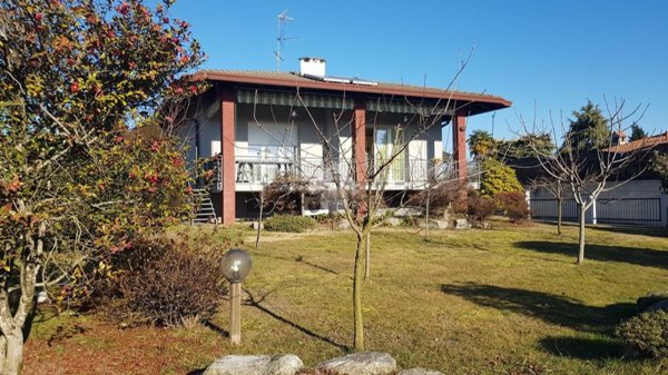 casa indipendente in vendita a Varallo Pombia