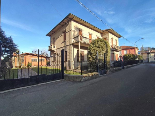 casa indipendente in vendita a Varallo Pombia