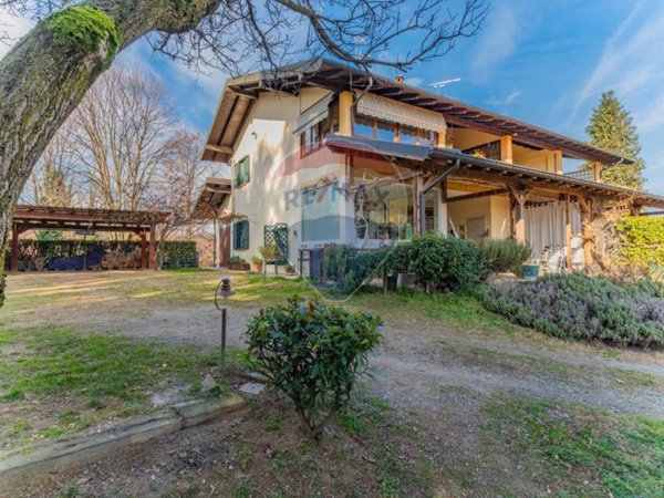 casa indipendente in vendita a Varallo Pombia